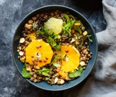 Linsensalat mit Zitrusfrüchten und Nüssen