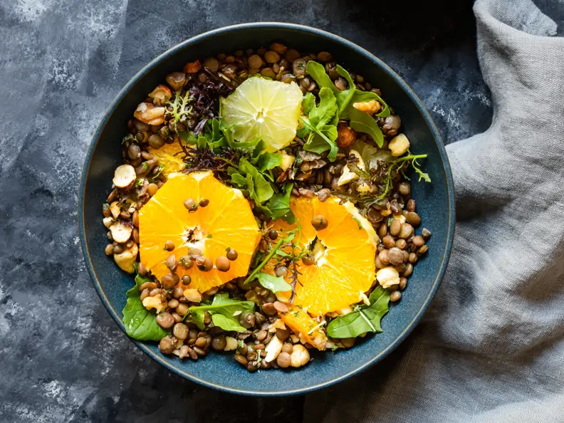 Linsensalat mit Zitrusfrüchten und Nüssen