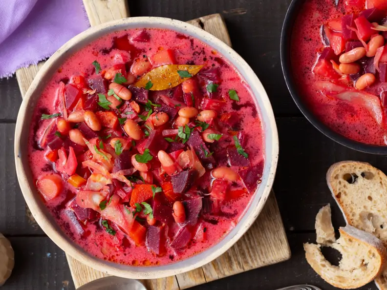 Rote-Bete-Suppe mit weißen Bohnen
