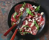 Rinder-Carpaccio mit Senf-Cashew-Sauce
