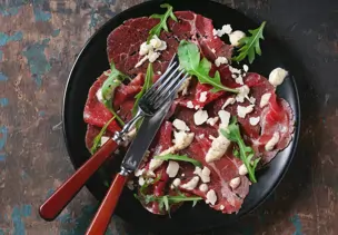 Rinder-Carpaccio mit Senf-Cashew-Sauce