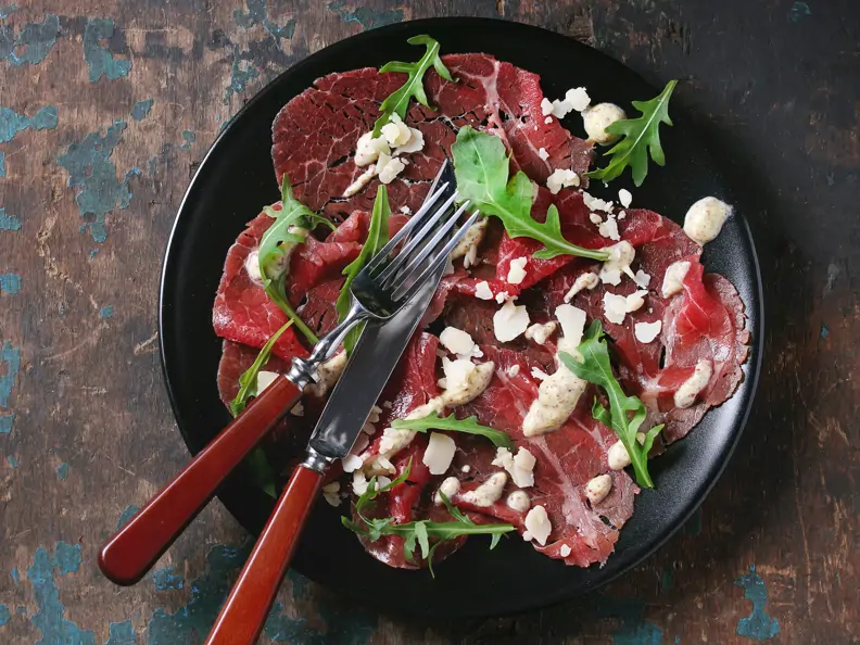 Rinder-Carpaccio mit Senf-Cashew-Sauce