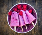 Himbeer-Chia-Eis am Stiel