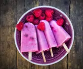 Himbeer-Chia-Eis am Stiel