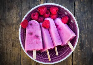 Himbeer-Chia-Eis am Stiel