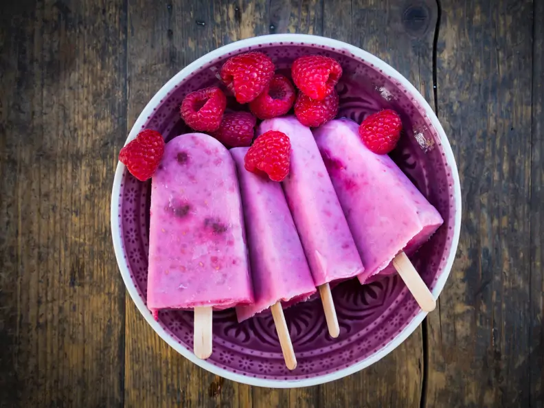 Himbeer-Chia-Eis am Stiel
