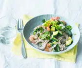 Sobanudeln mit Blattspinat und Garnelen