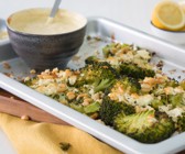 Gratinierter Brokkoli mit Curry-Dip