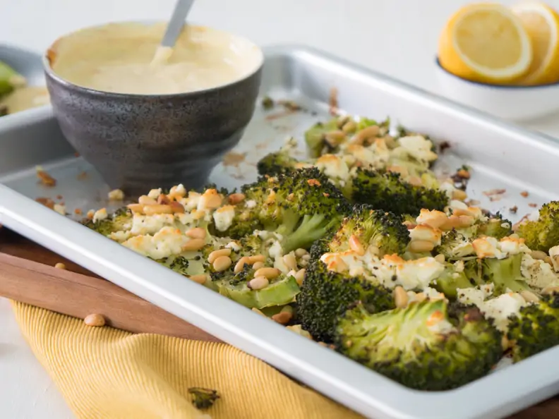 Gratinierter Brokkoli mit Curry-Dip