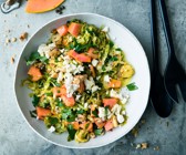 Rosenkohlsalat mit Papaya und Schafskäse