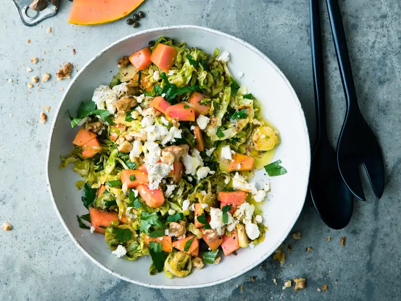 Rosenkohlsalat mit Papaya und Schafskäse