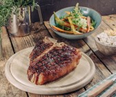 Irish T-Bone-Steak mit Kartoffelchips-Butter und Vanillemöhren