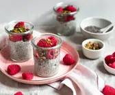 Stracciatella-Chiapudding mit Himbeeren und Pistazien
