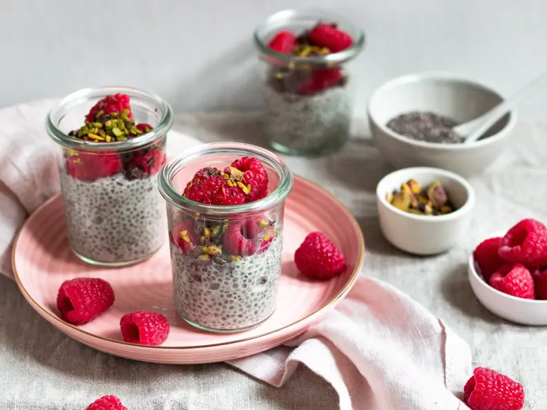 Stracciatella-Chiapudding mit Himbeeren und Pistazien