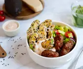 Burger-Bowl mit Avocado-Pommes und Cocktailsauce