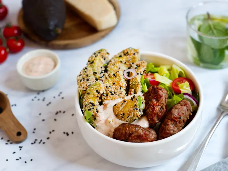 Burger-Bowl mit Avocado-Pommes und Cocktailsauce