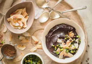 Avocado-Schokoladen-Creme mit Pistazien