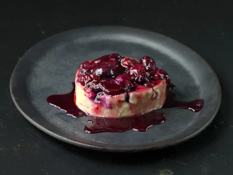 Maronen-Flan mit Heidelbeerkompott