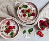 Pink-Smoothie-Bowl mit Kokos-Vanille-Swirl