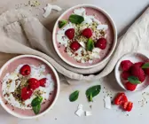 Pink-Smoothie-Bowl mit Kokos-Vanille-Swirl