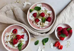 Pink-Smoothie-Bowl mit Kokos-Vanille-Swirl