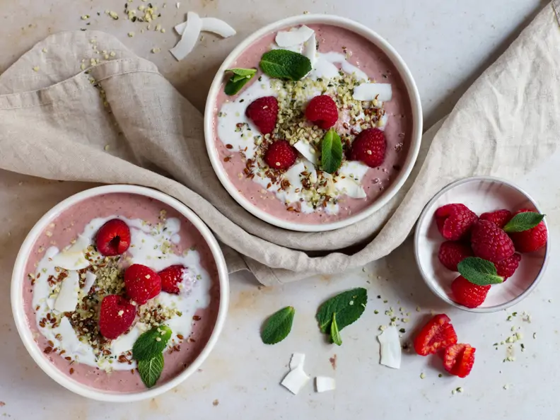 Pink-Smoothie-Bowl mit Kokos-Vanille-Swirl