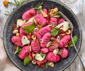 Rote-Bete-Gnocchi mit Haselnüssen