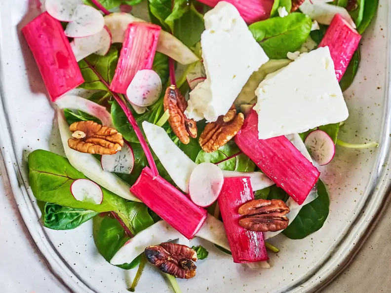 Rhabarber-Feta-Salat mit Pekannüssen