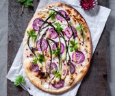 Flammkuchen mit Frühlingskräutern