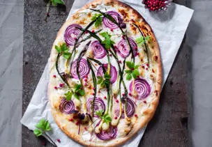 Flammkuchen mit Frühlingskräutern