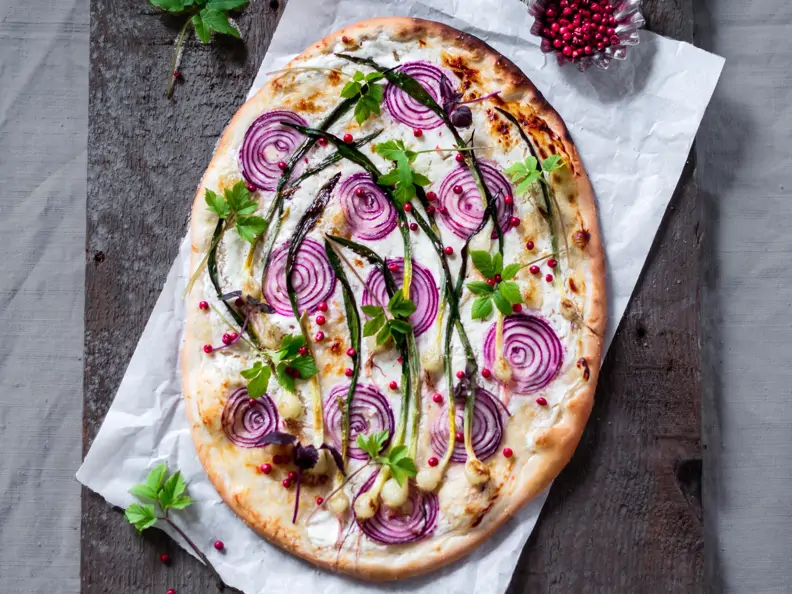 Flammkuchen mit Frühlingskräutern