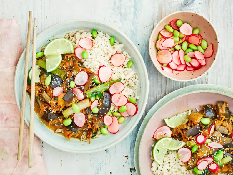 Teriyaki-Auberginen mit Radieschen und Reis