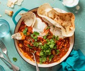 Chili sin Carne mit Sour Cream und Fladenbrot