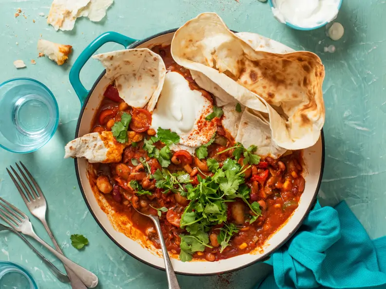 Chili sin Carne mit Sour Cream und Fladenbrot
