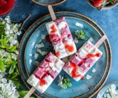 Erdbeer-Skyr-Eis am Stiel