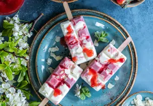 Erdbeer-Skyr-Eis am Stiel