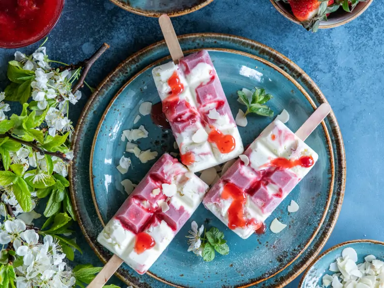 Erdbeer-Skyr-Eis am Stiel