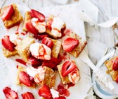 Honigschnitten mit gebratenen Erdbeeren