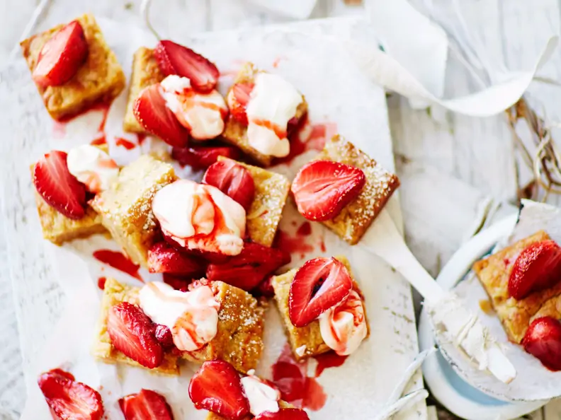 Honigschnitten mit gebratenen Erdbeeren