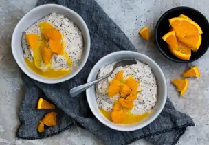 Marzipan-Mohn-Grießbrei mit Orangensauce