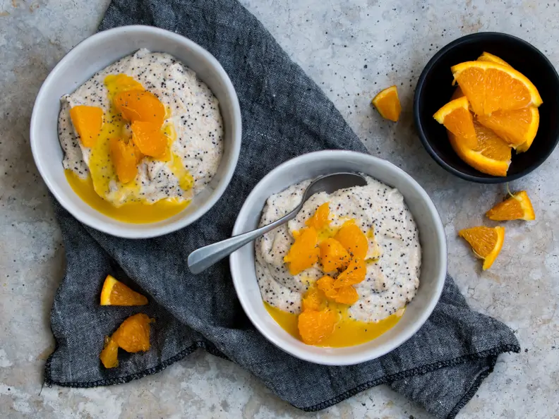 Marzipan-Mohn-Grießbrei mit Orangensauce