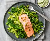 Limetten-Pistazien-Lachs mit grünem Gemüse