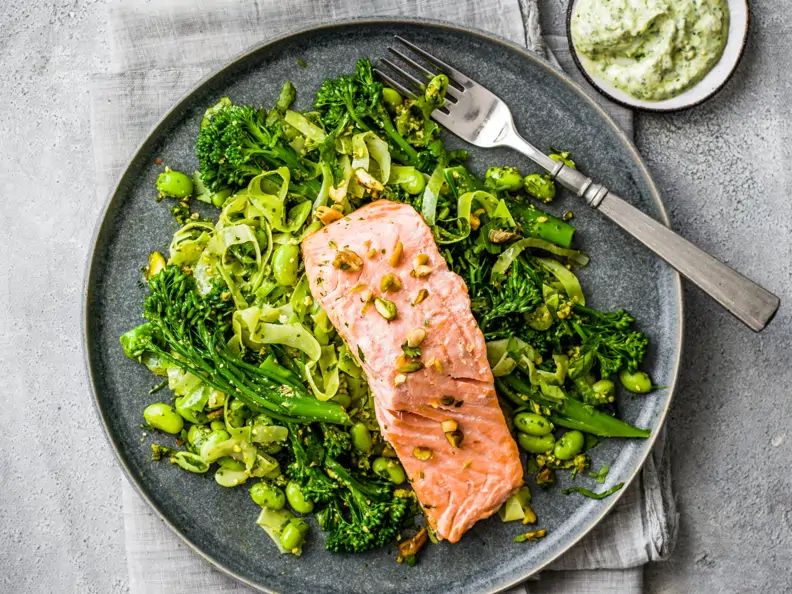 Limetten-Pistazien-Lachs mit grünem Gemüse
