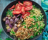 Bulgur-Bowl mit getrockneten Tomaten und Zwiebeln