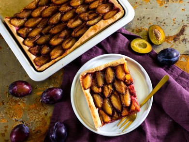 Blechkuchen-Klassiker mit vollwertigen Zutaten und frischen Früchten. | Foto: Maximilian Gold