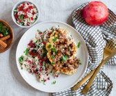 Blumenkohlsteaks mit Haselnuss-Käse-Crunchy mit gezimtem Reis