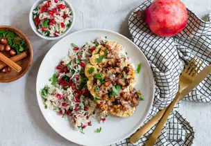 Blumenkohlsteaks mit Haselnuss-Käse-Crunchy mit gezimtem Reis