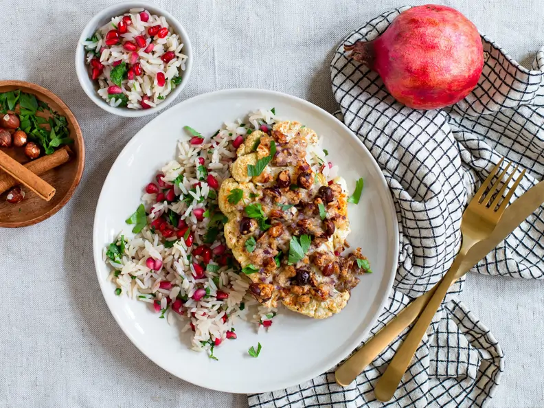 Blumenkohlsteaks mit Haselnuss-Käse-Crunchy mit gezimtem Reis