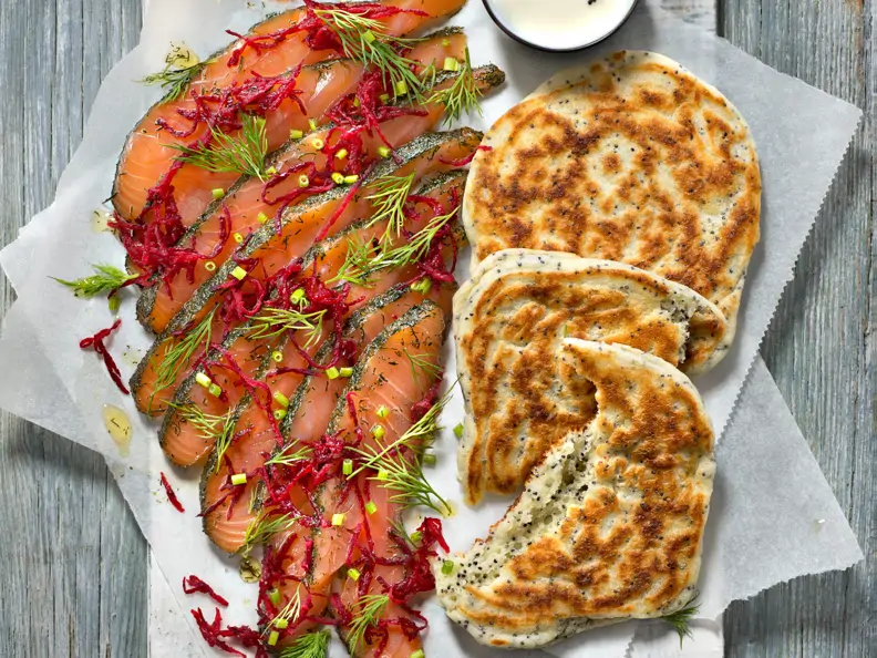 Gebeizter Lachs mit Mohn-Blini