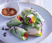 Asiatische Sommerröllchen mit Erdnuss-Dip